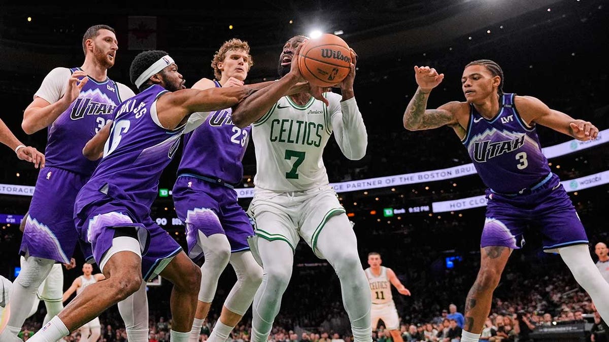 Jaylen ব্রাউন জ্যাজ সঙ্গীতশিল্পীদের দ্বারা বেষ্টিত