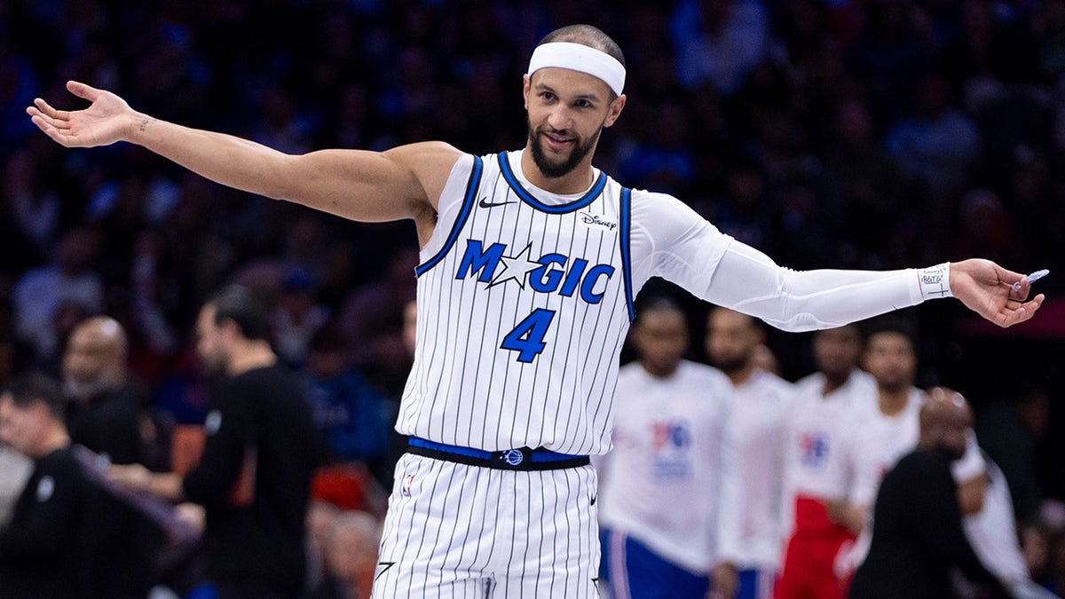 Jalen Suggs plays to the crowd