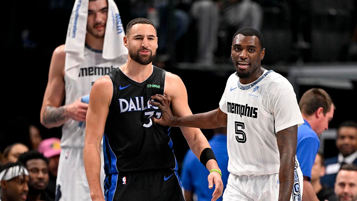 Klay Thompson deals with Vince Williams Jr.