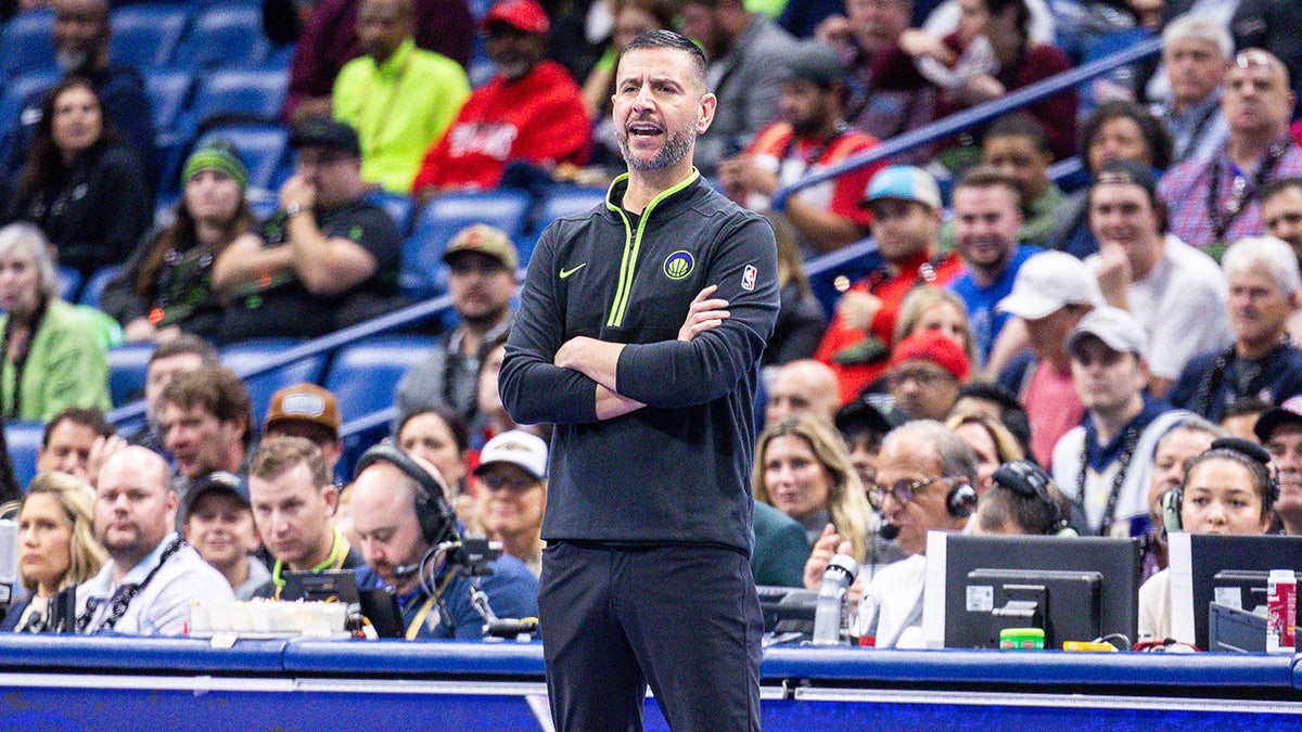 James Borrego przygląda się podczas meczu