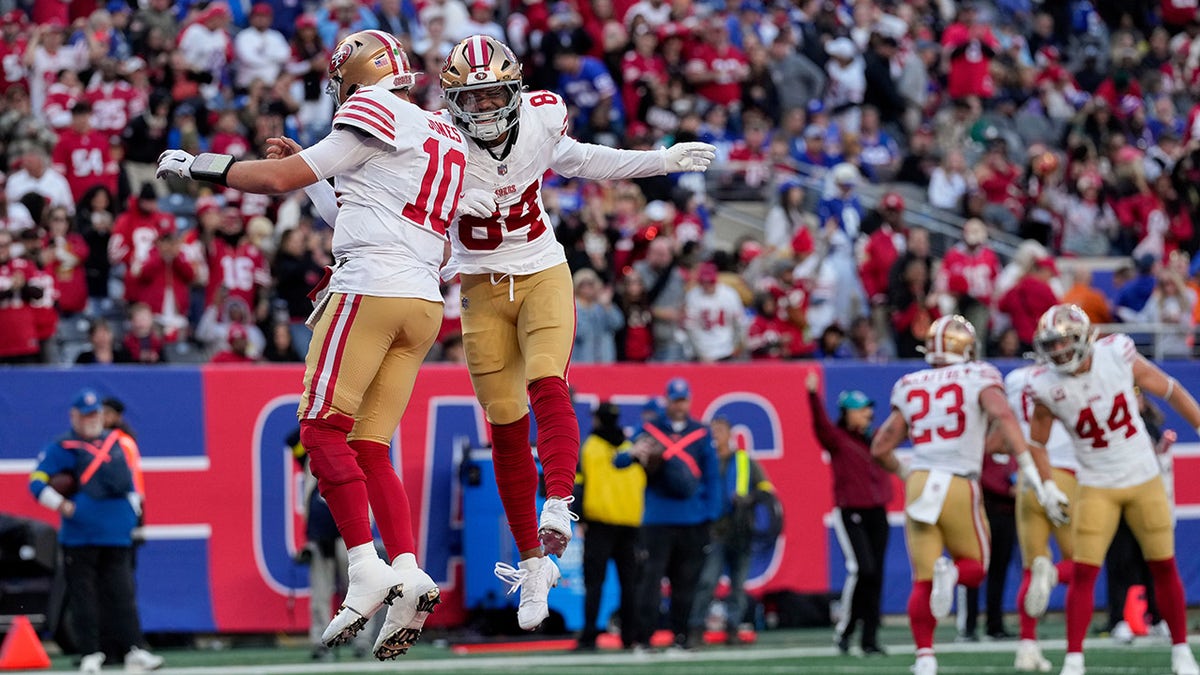 Mack Jones celebra un touchdown