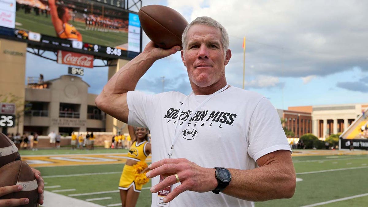 Brett Favre warms up at Southern Miss