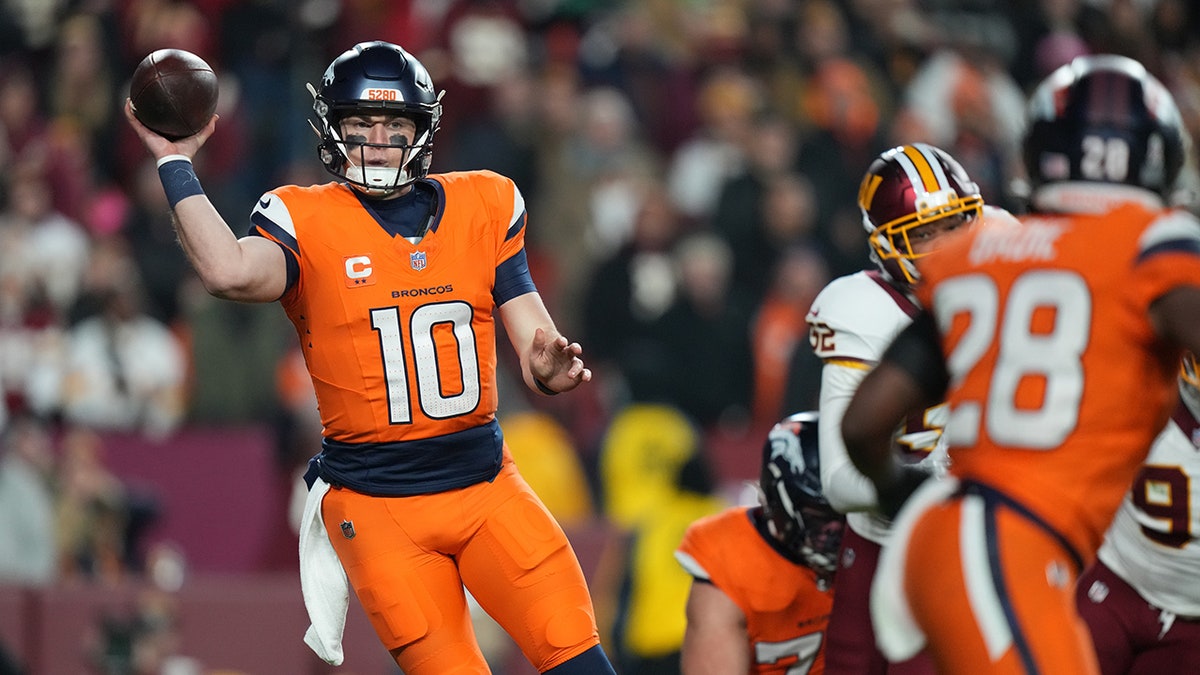Bo Nix throws a abbreviated  pass