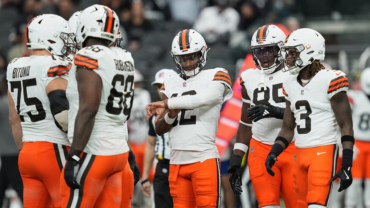 ব্রাউনস অপরাধের সাথে শ্যাডার স্যান্ডার্স