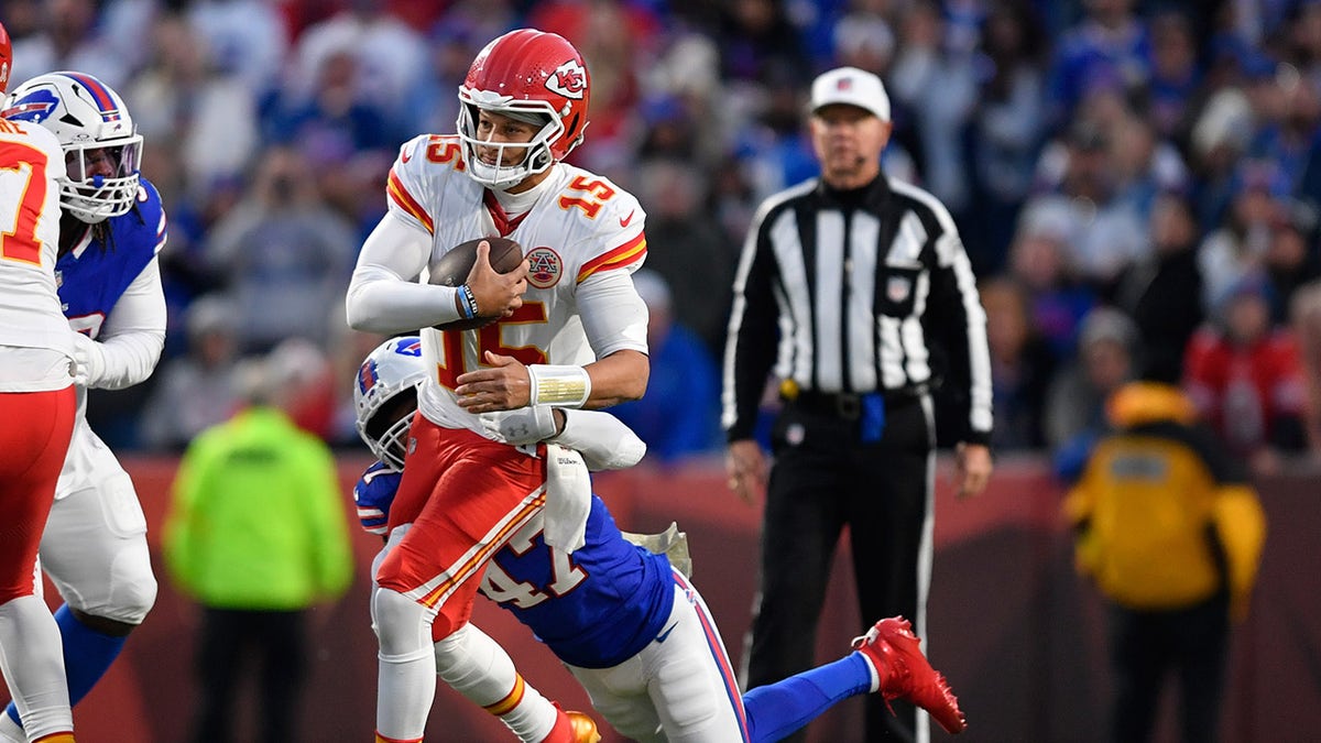 Patrick Mahomes gets sacked
