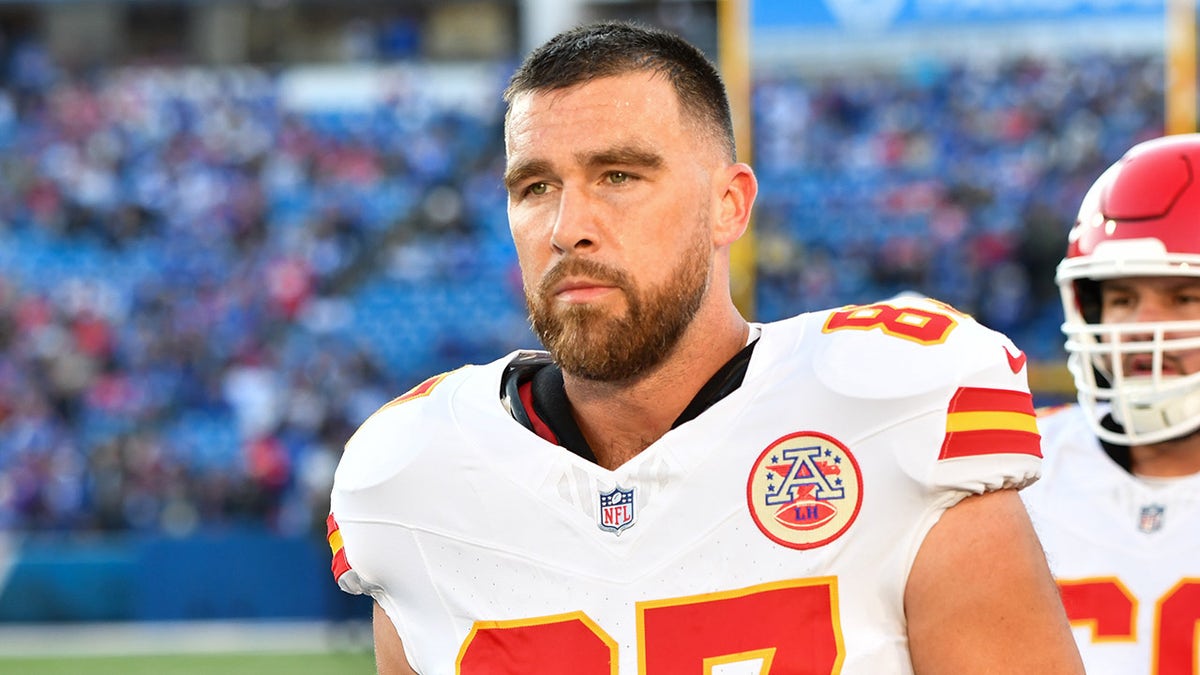 Travis Kelce está mirando
