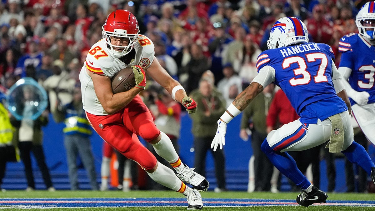 Travis Kelce elude a un tackleador