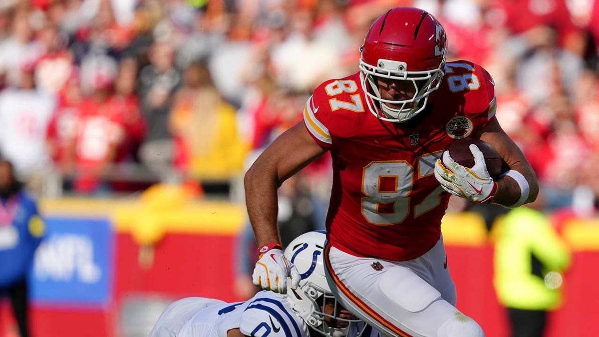 টনি রোমো ট্রাভিস কেলস ইন চিফসের কামব্যাক জয়ের জন্য পেনাল্টির জন্য এনএফএল কর্মকর্তাদের ছিঁড়ে ফেলেছেন টনি রোমো ট্রাভিস কেলস ইন চিফসের কামব্যাক জয়ের জন্য পেনাল্টির জন্য এনএফএল কর্মকর্তাদের ছিঁড়ে ফেলেছেন