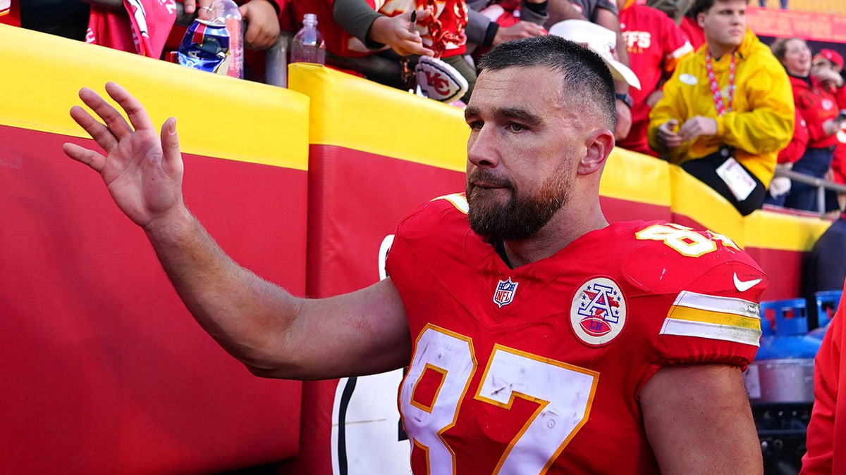 Travis Kelce leaves the field