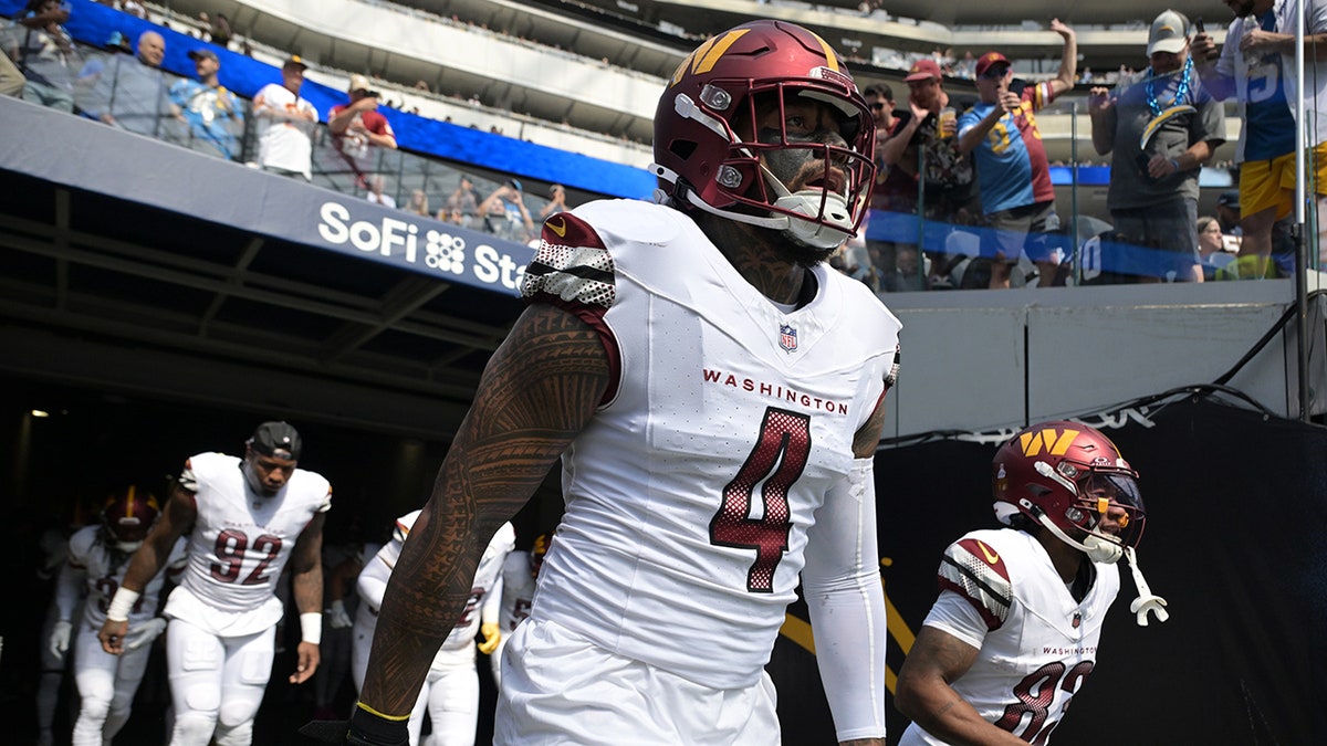 Frankie Luvu entra al campo vs. Chargers