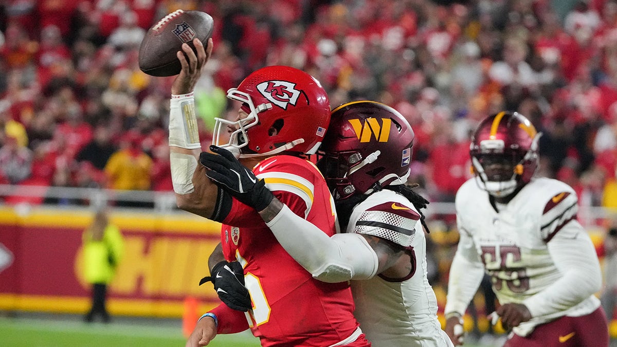 Frankie Luvou aborda a Patrick Mahomes