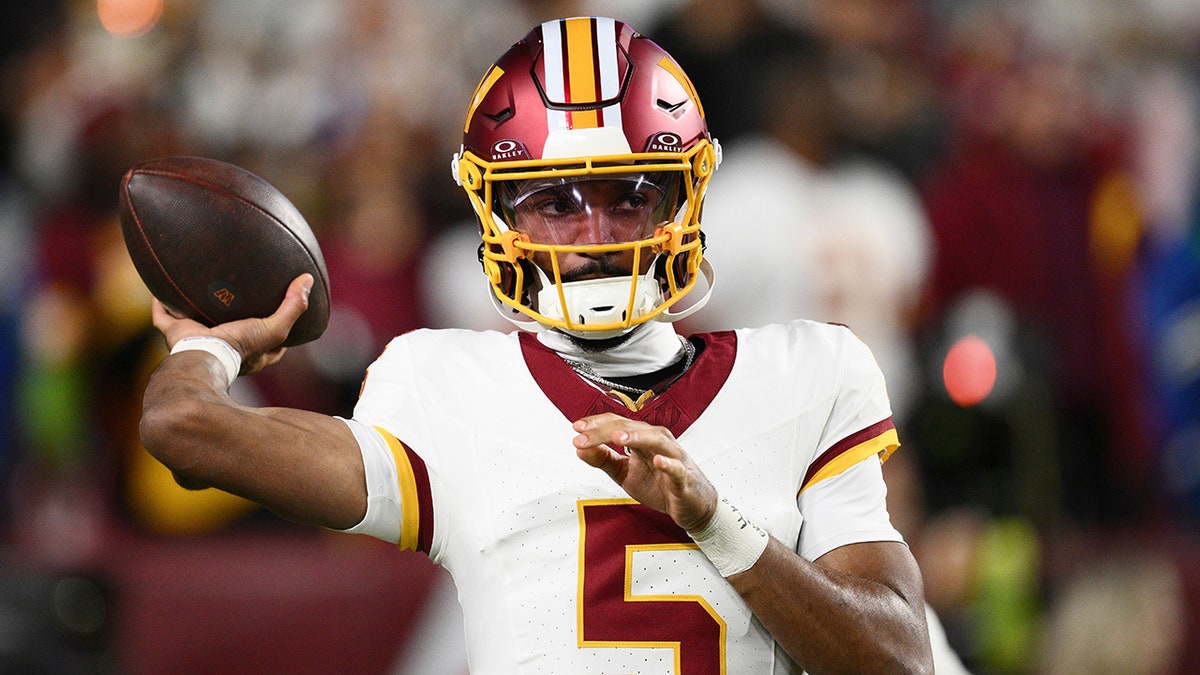 Jayden Daniels se prepara para el juego