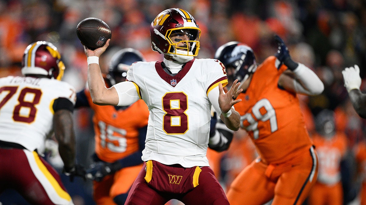 Marcus Mariota looks down   field