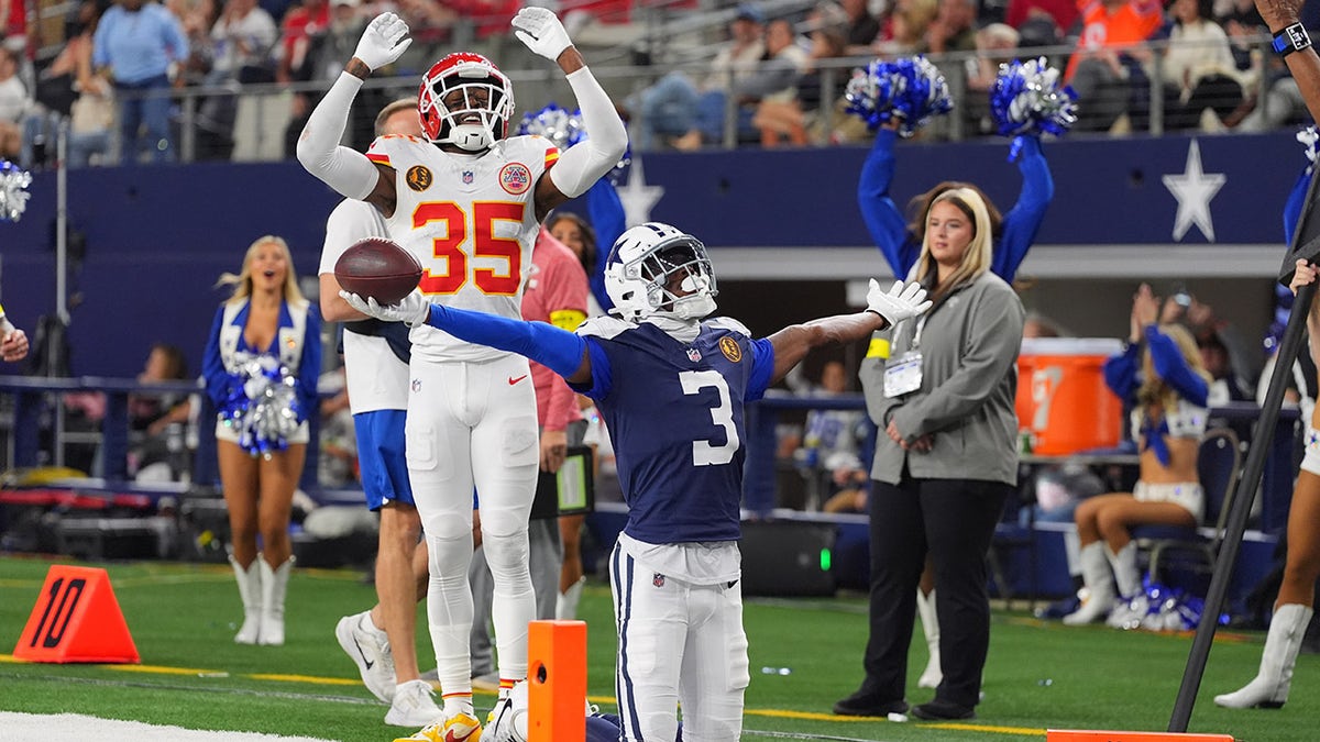 George Pickens celebrates a 2-point conversion