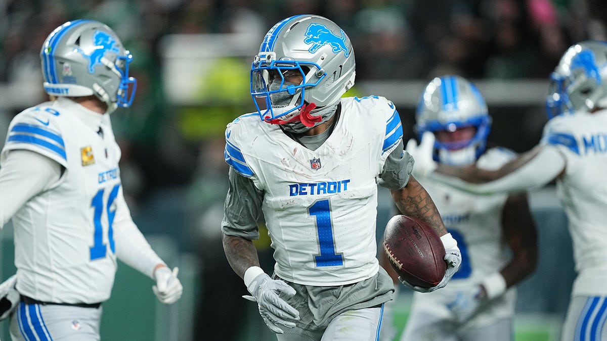 Jameson Williams scores a TD