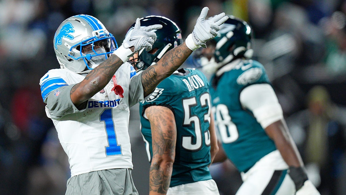 Jameson Williams points down field