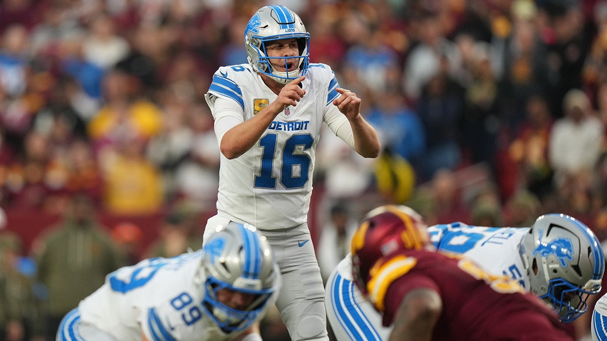 Jared Goff lines up to take the snap