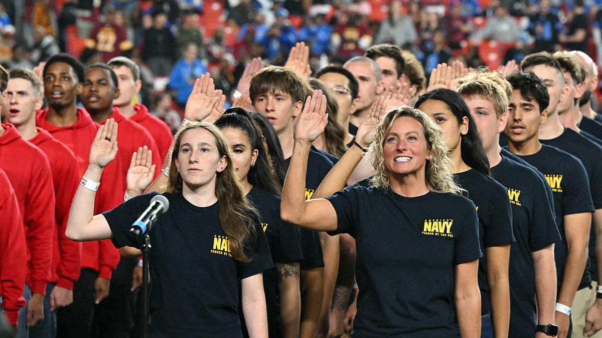 US military recruits enlisting in the military