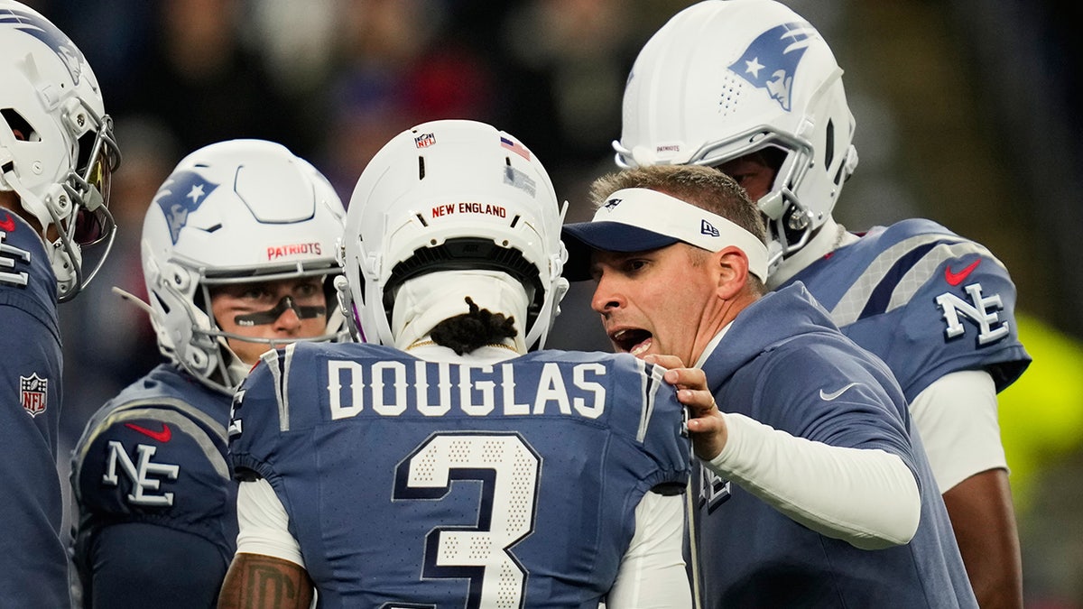 Josh McDaniels talks to the Patriots' offense