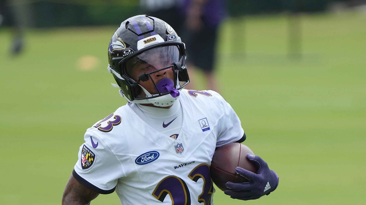 Jaire Alexander no campo de treinamento com os Ravens