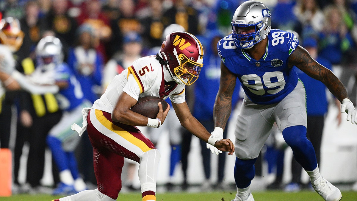 Leonard Williams aborda a Jayden Daniels