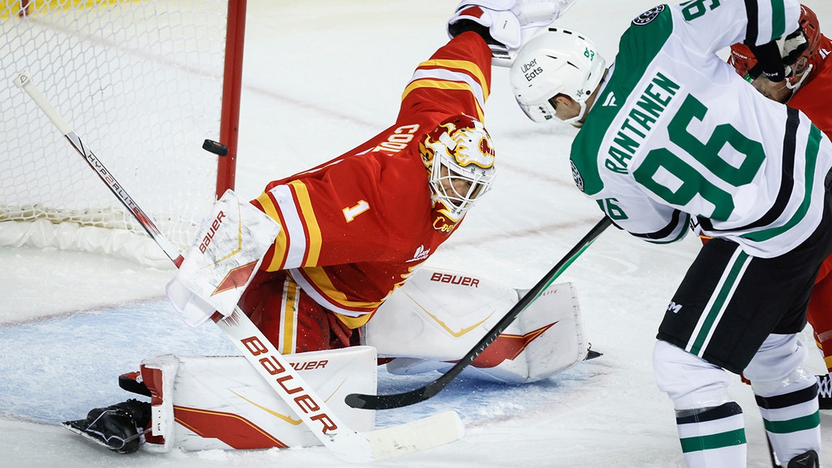 Het schot van Mikko Rantanen wordt gestopt