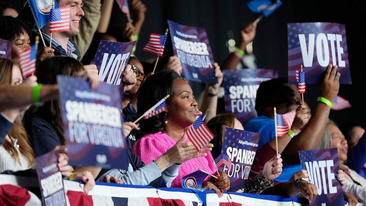 Partidarios de Obama/Spanberger en un mitin