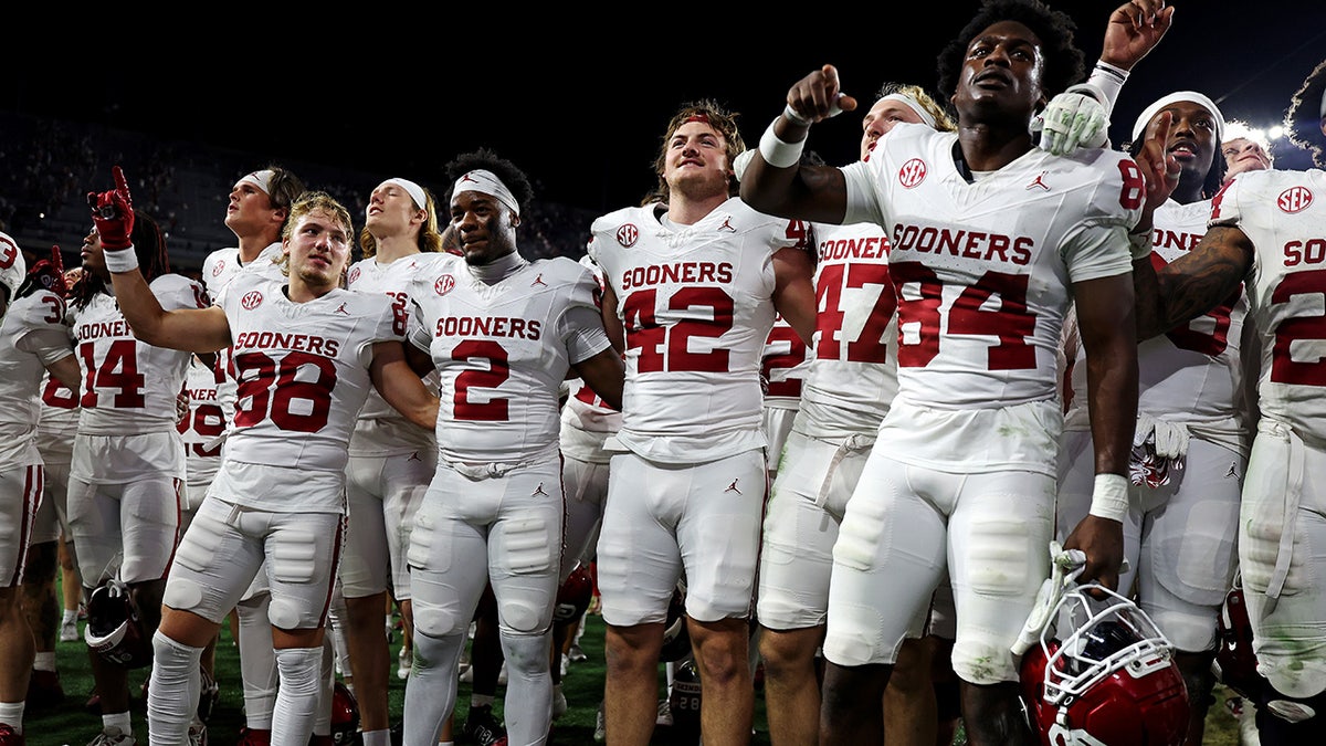 Oklahoma Sooners players celebrate