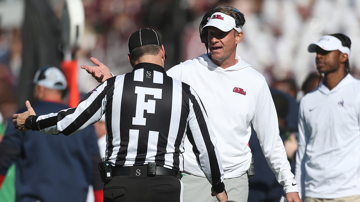 লেন কিফিন রেফারির সাথে কথা বলেন