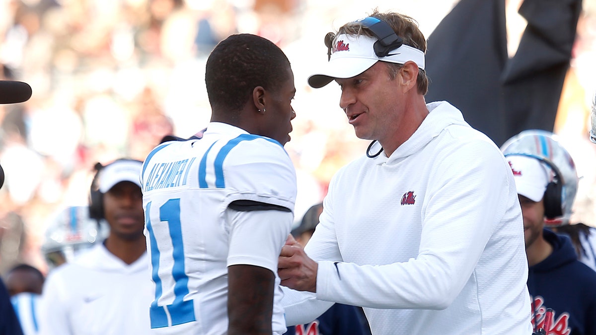 লেন কিফিন ডিউস আলেকজান্ডারের সাথে কথা বলে