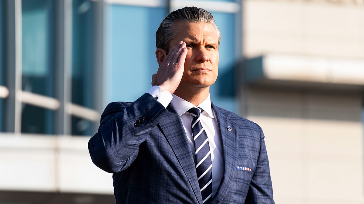 Sekretarz wojny Pete Hegseth salutuje.