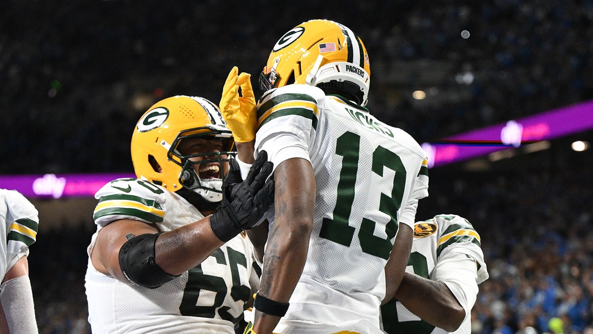 Dontayvion Wicks świętuje.