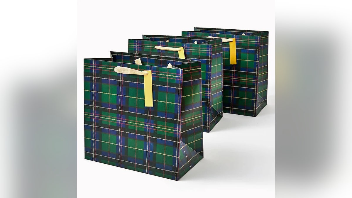 Give your gifts a uniform appearance with these large gift bags. 