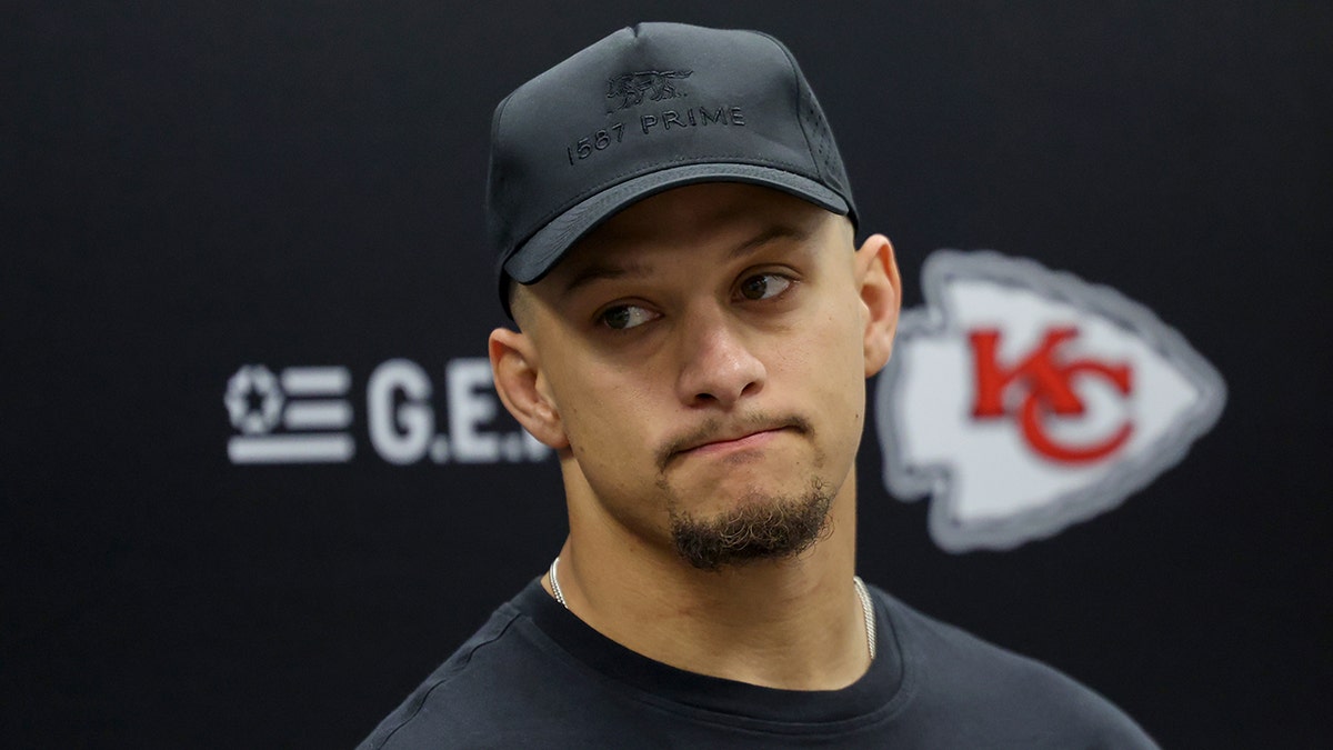 প্রেস কনফারেন্সের সময় প্যাট্রিক মাহোমস কথা বলেন