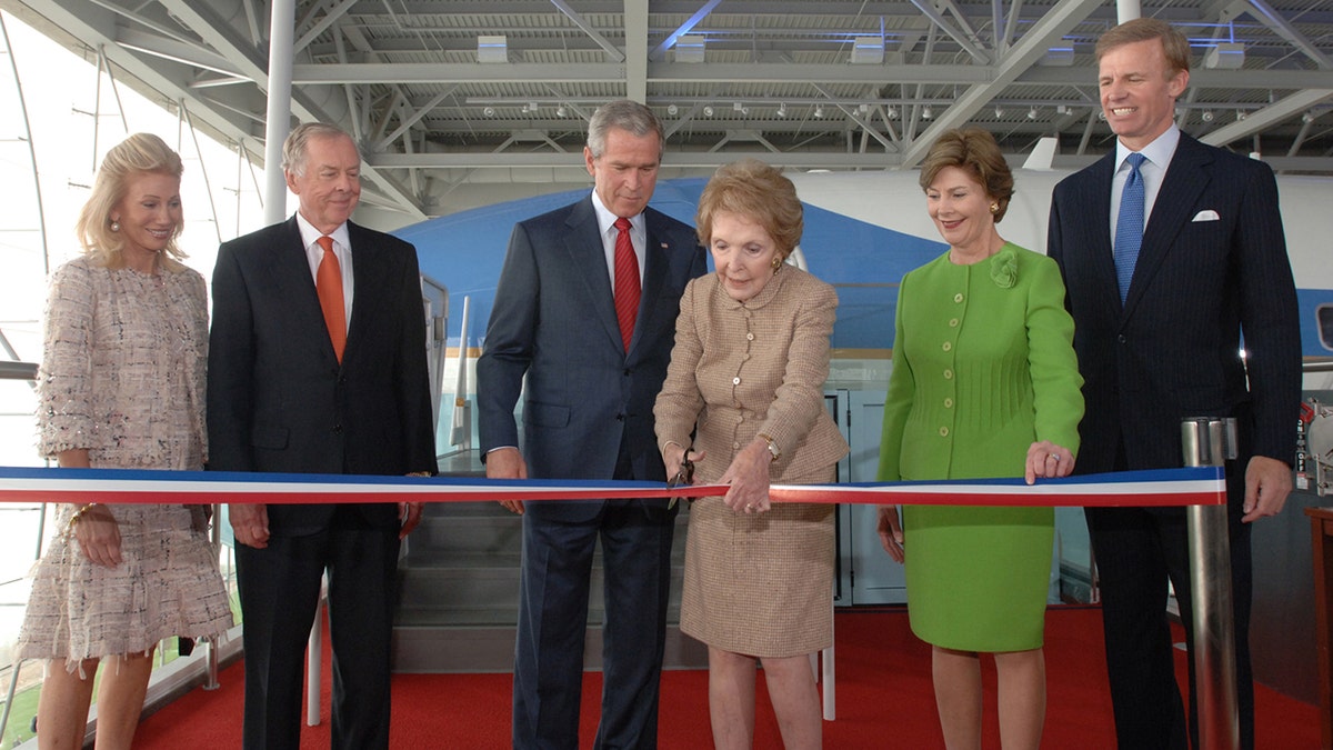 Nancy Reagan, George W. Bush e Barbara Bush e outros cortaram a fita do Pavilhão do Força Aérea Um da Biblioteca Reagan em 2005.