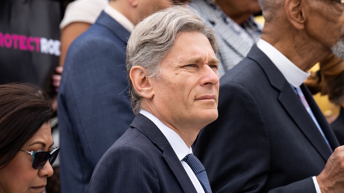 Representante Tom Malinowski na escadaria do Capitólio dos EUA