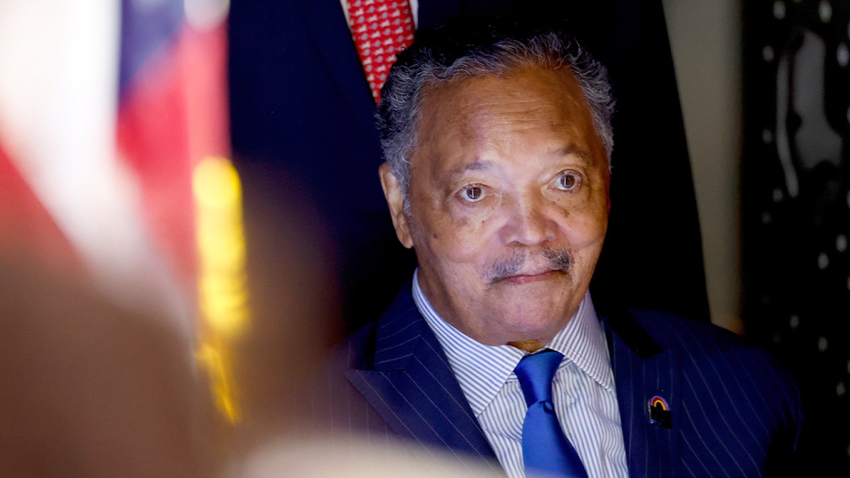 O reverendo Jesse Jackson participou da Convenção Nacional Democrata em Chicago cercado por delegados e participantes.