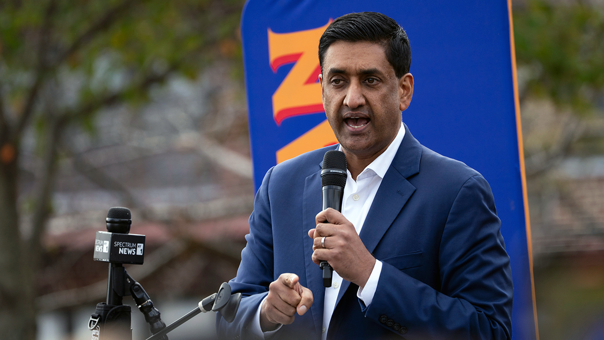 El representante Ro Khanna hace campaña a favor de Zohran Mamdani