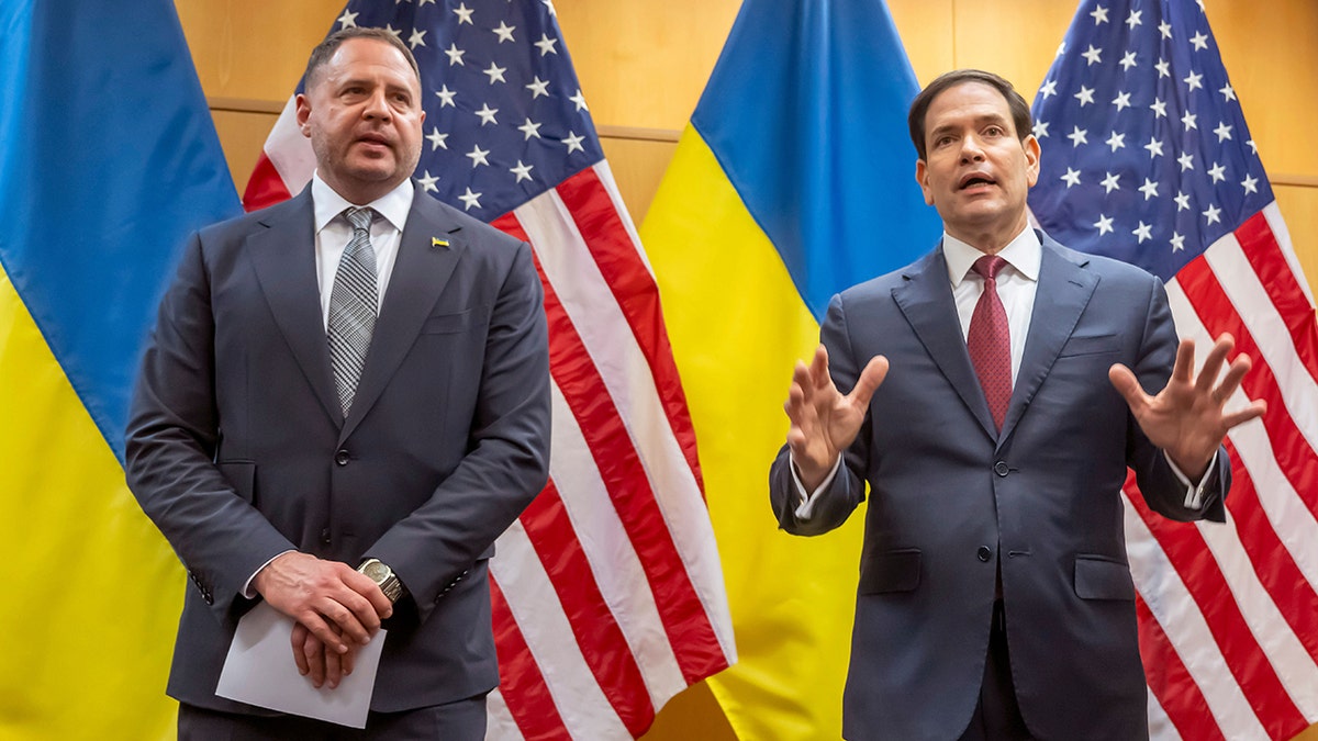 Ukrainiec Andrij Jermak z sekretarzem stanu USA Marco Rubio w Genewie.