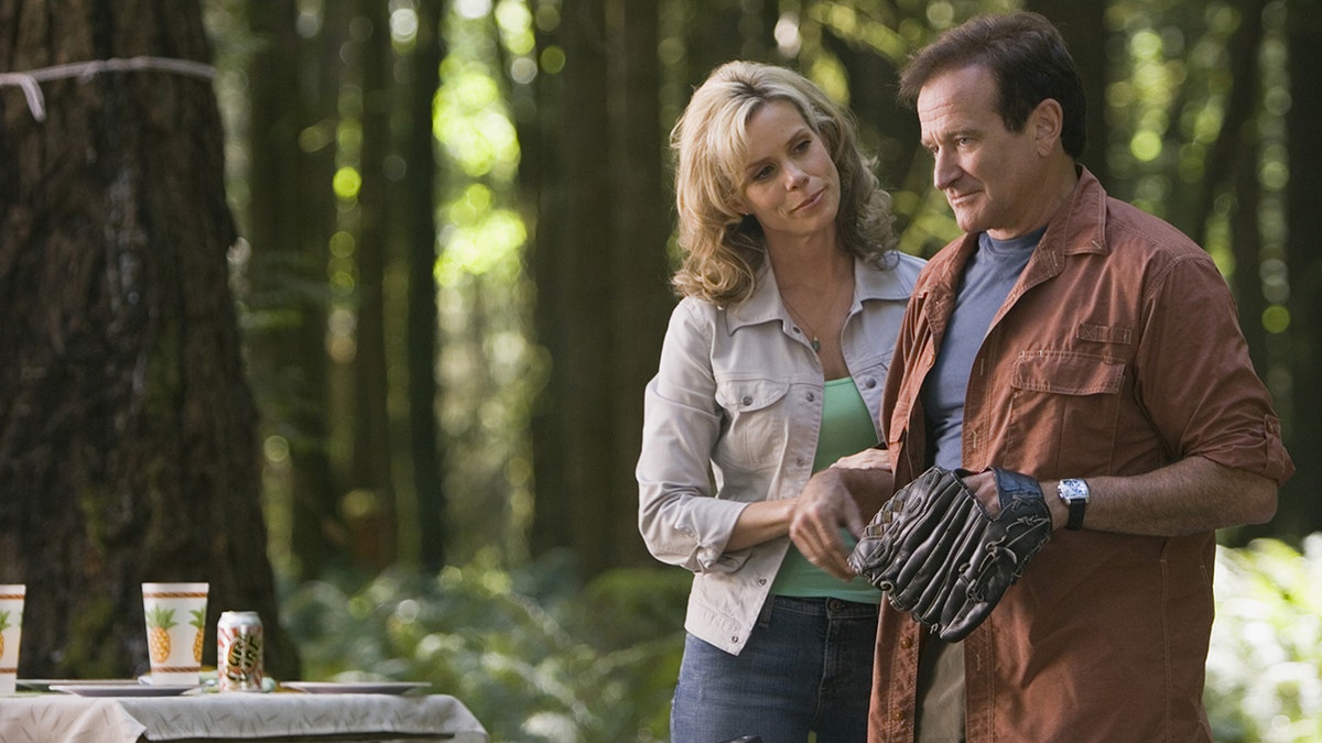 Robin Williams and Cheryl Hines in a screenshot from "RV."