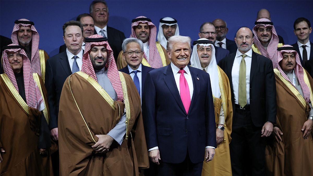 O presidente dos EUA, Donald Trump, e o príncipe herdeiro e primeiro-ministro da Arábia Saudita, Mohammed bin Salman, posam para uma foto com o CEO da Tesla, Elon Musk, o CEO da Nvidia, Jensen Huang, e outros participantes do Fórum de Investimentos EUA-Saudita no Kennedy Center.