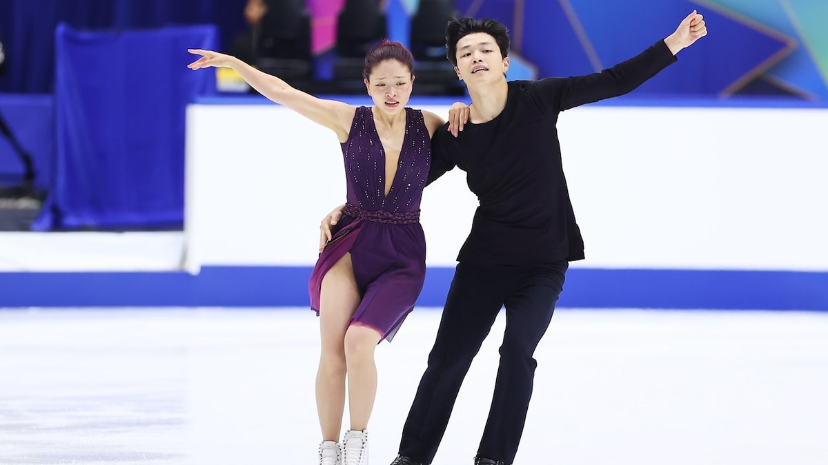 মার্কিন অলিম্পিক পদক বিজয়ী তার ছোট বোনকে মারধর করার ফুটেজ প্রকাশিত হওয়ার পরে ক্ষমা চেয়েছেন মার্কিন অলিম্পিক পদক বিজয়ী তার ছোট বোনকে মারধর করার ফুটেজ প্রকাশিত হওয়ার পরে ক্ষমা চেয়েছেন