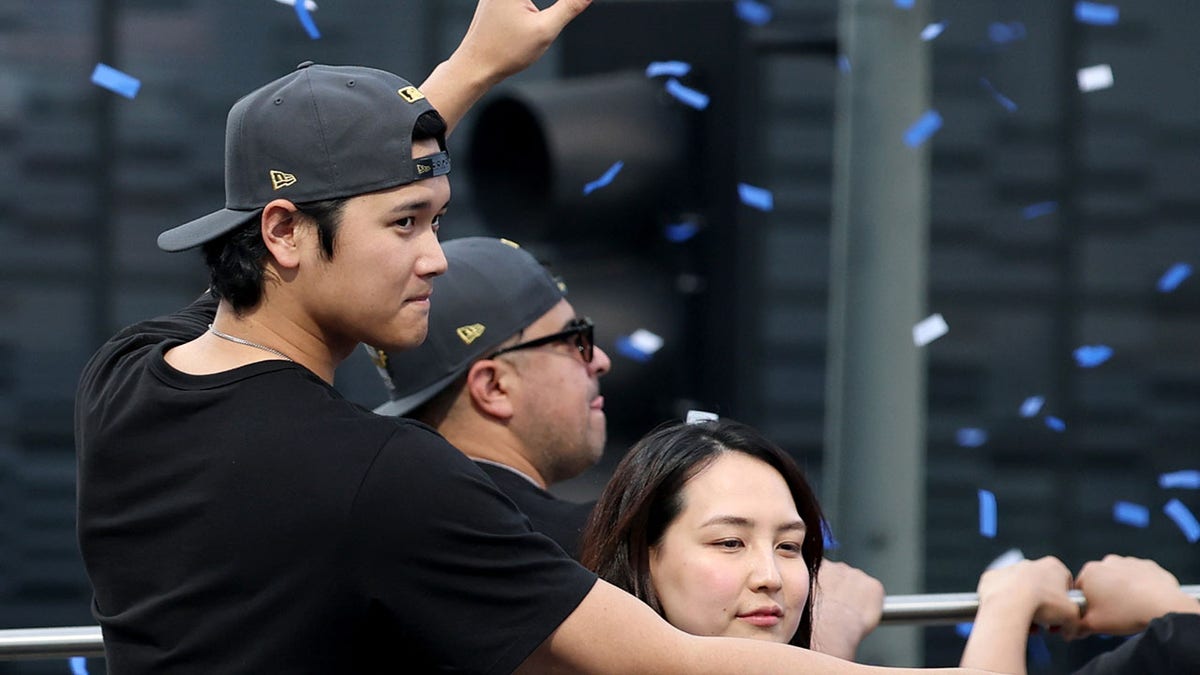 Shohei Ohtani saluda a la multitud