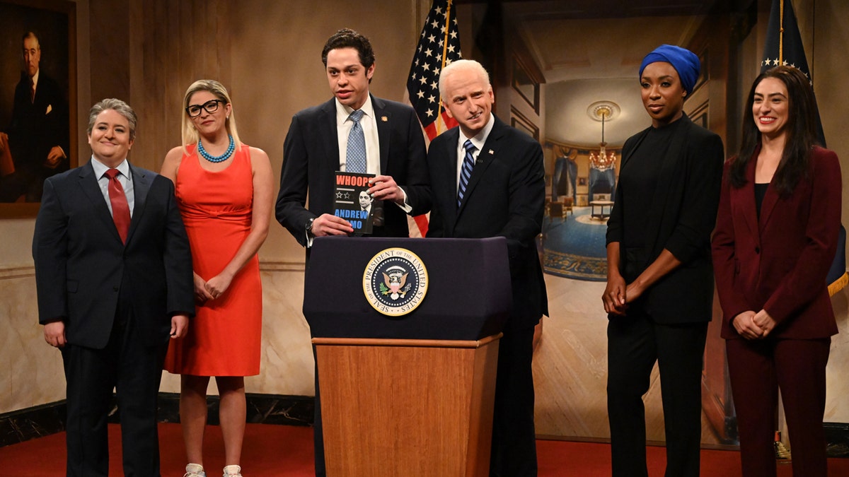 SNL cast members impersonating political figures