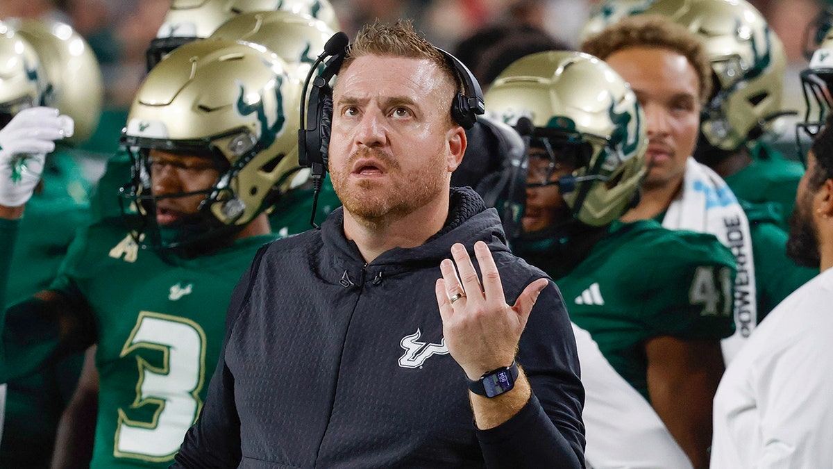 Alex Golesh coaches vs Florida Atlantic