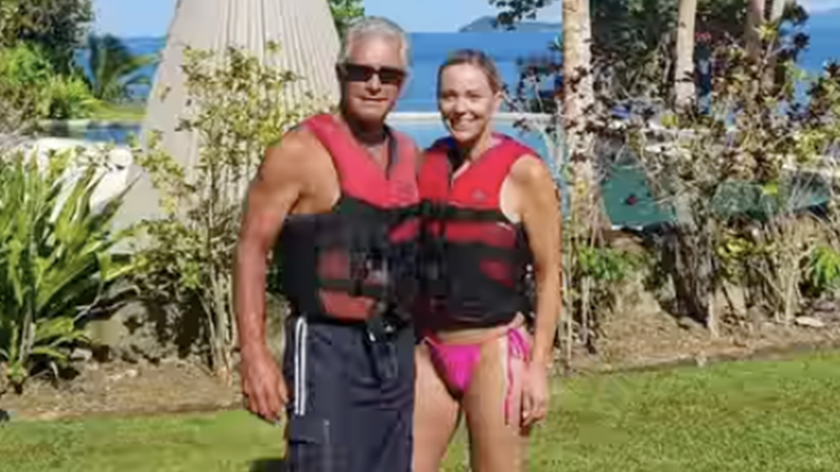 史蒂夫·尼爾德和凱特·戈塞林在度假時微笑