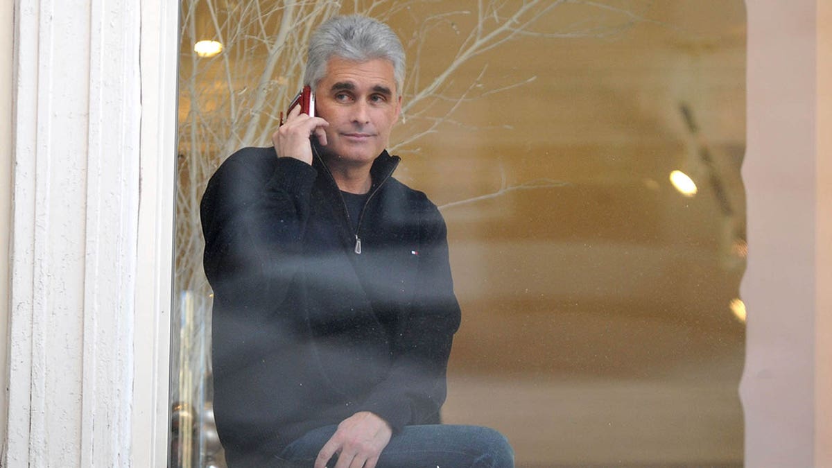 史蒂夫·韋爾坐在窗邊看手機