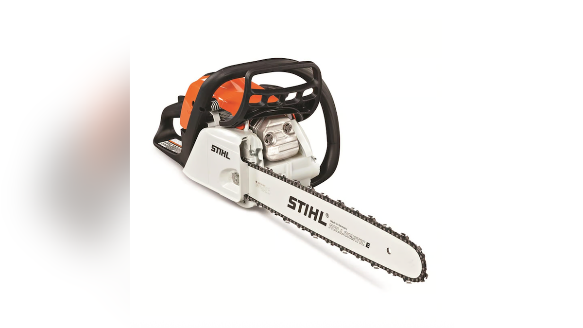 A single control lever makes this gas chainsaw easy to use. 