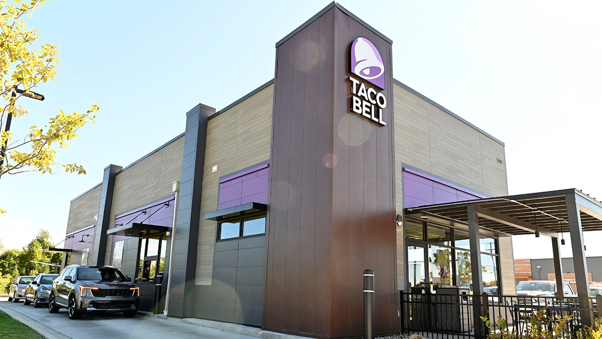 The logo and exterior facade of Taco Bell Restars in Ohio, USA, in this Monday, Sept. 29, 2025, photo. Cars are seen tied up at the drive-thru.