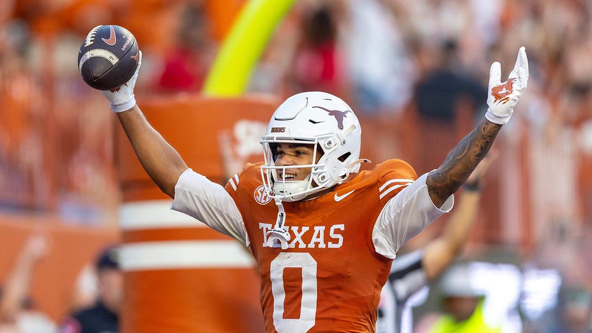 ডিঅ্যান্ড্রে মুর জুনিয়র স্কোর উদযাপন করছেন